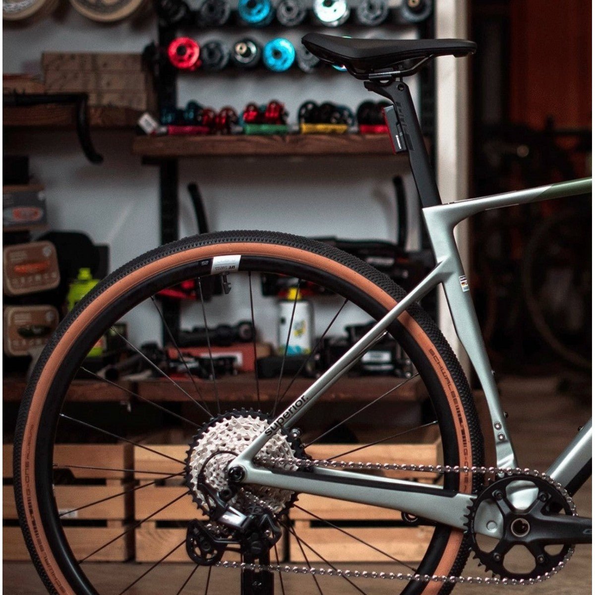 VÉLO GRAVEL SUPERIOR XR 9.5 GR – CARBONE – SHIMANO GRX RX820/610 – 12V – ROUE DT SWISS GR 1800 – ÉCLAIRAGE INTÉGRÉ - Peloton GP