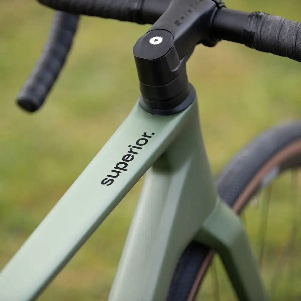 VÉLO GRAVEL SUPERIOR XR 9.5 GR – CARBONE – SHIMANO GRX RX820/610 – 12V – ROUE DT SWISS GR 1800 – ÉCLAIRAGE INTÉGRÉ - Peloton GP