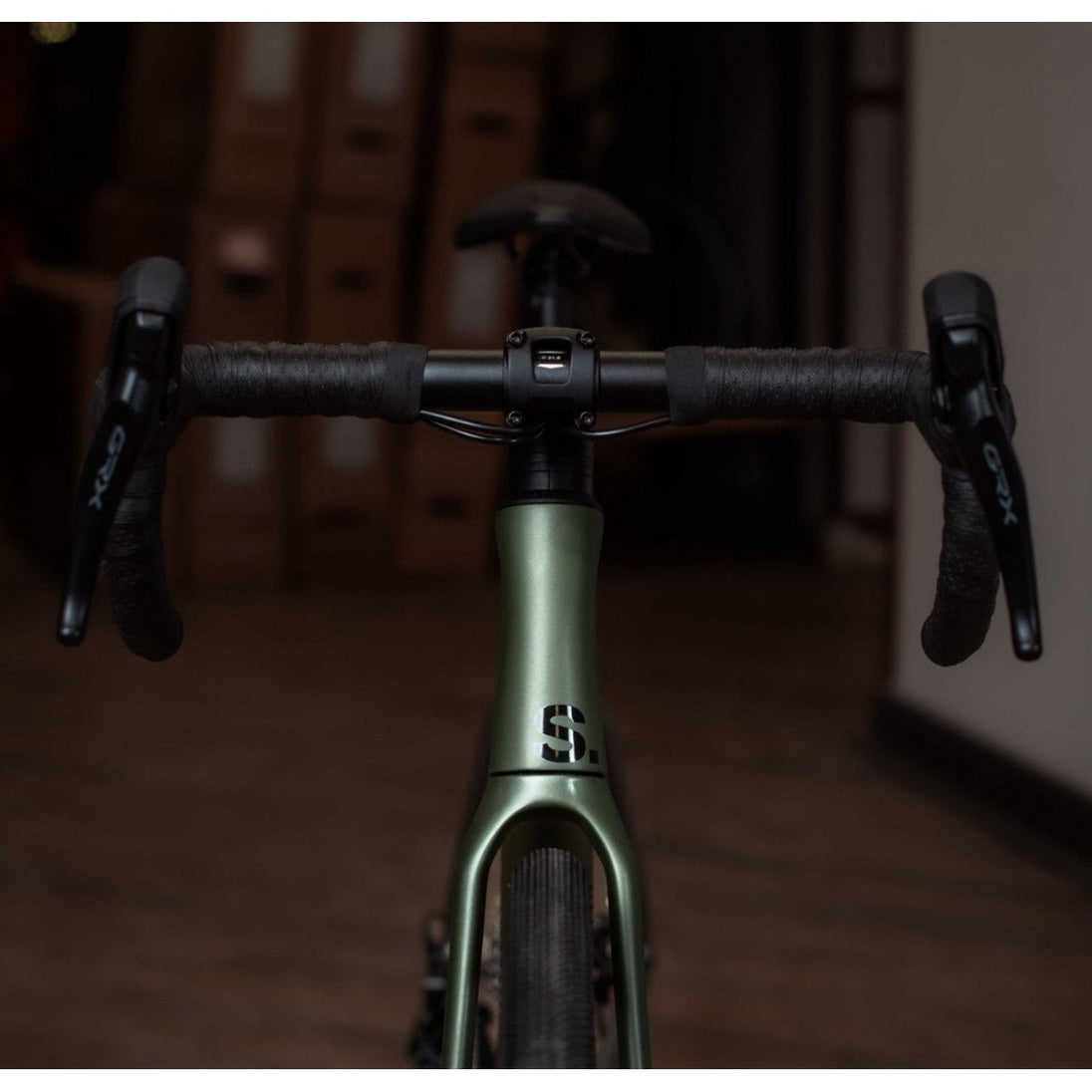 VÉLO GRAVEL SUPERIOR XR 9.5 GR – CARBONE – SHIMANO GRX RX820/610 – 12V – ROUE DT SWISS GR 1800 – ÉCLAIRAGE INTÉGRÉ - Peloton GP