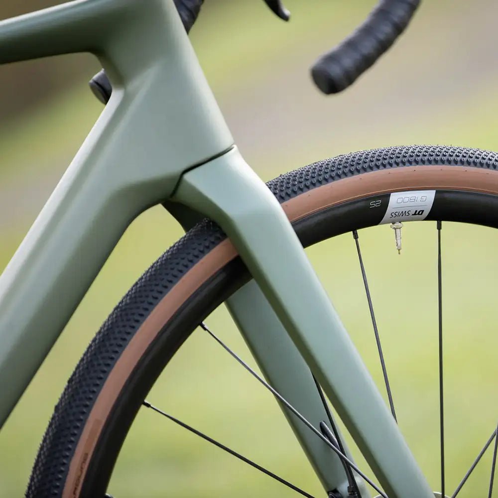 VÉLO GRAVEL SUPERIOR XR 9.5 GR – CARBONE – SHIMANO GRX RX820/610 – 12V – ROUE DT SWISS GR 1800 – ÉCLAIRAGE INTÉGRÉ - Peloton GP