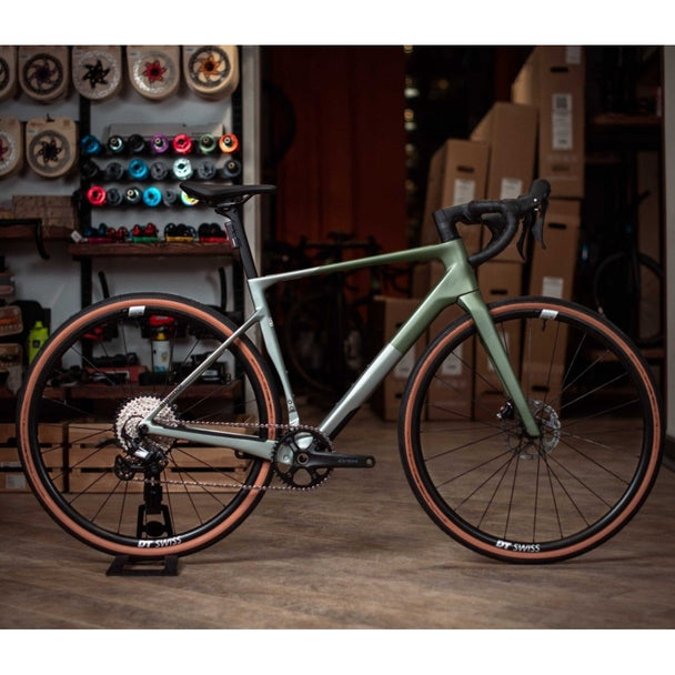 VÉLO GRAVEL SUPERIOR XR 9.5 GR – CARBONE – SHIMANO GRX RX820/610 – 12V – ROUE DT SWISS GR 1800 – ÉCLAIRAGE INTÉGRÉ - Peloton GP