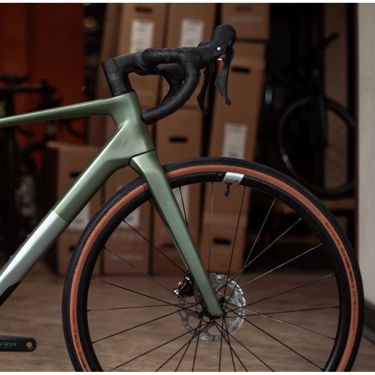 VÉLO GRAVEL SUPERIOR XR 9.5 GR – CARBONE – SHIMANO GRX RX820/610 – 12V – ROUE DT SWISS GR 1800 – ÉCLAIRAGE INTÉGRÉ - Peloton GP